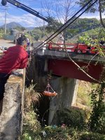 台中73歲騎士疑自撞護欄墜8米深橋下　送醫不治