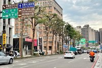 桃園路樹修剪殘枝砸中停等車輛　區公所將助求償