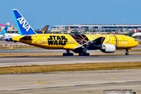 全日空星戰彩繪機C-3PO抵台卸妝　吸引航迷爭睹