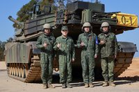 陸軍司令呂坤修擔任M1A2T射手　實彈射擊命中目標