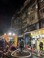 新北泰山公寓疑電器走火　出租套房救出4人