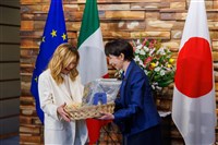 高市早苗為動漫迷梅洛尼慶生　贈Hello Kitty禮物[影]