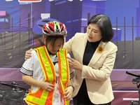 雲林守護小騎士　3500單車通勤生獲配LED反光背心