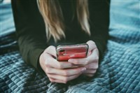 英法考慮效法澳洲禁兒少用社群媒體　專家對成效意見分歧