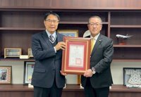 締盟20年黃偉哲訪仙台　贈議長野田讓榮譽市民證書