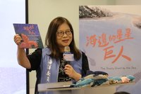 海保署推中英雙語繪本　從教育扎根鯨鯊保育