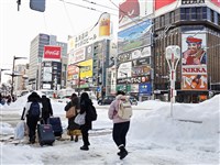 大雪癱瘓交通  JR停駛札幌站晚間列車全力除雪