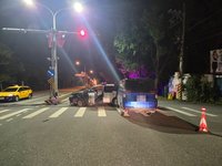 花蓮員警執勤自撞分隔島　1人送醫