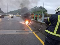 大貨車台62線疑爆胎　輪胎脫落成火球幸無人傷