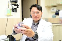 長時間滑手機　醫示警傷眼恐「短片視覺症候群」