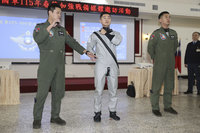 空軍開箱防寒飛行衣　飛官：像穿緊身發熱衣