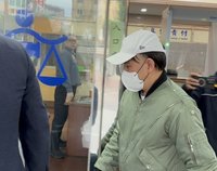 黃子佼開車撞傷機車騎士涉肇逃　首開庭否認犯行