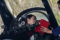 F-16戰機潛力裝掛　飛官陳怡慈成全場媒體焦點