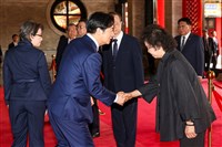 賴總統：勉予同意陳菊辭呈　盼她早日康復