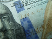 美元跌至4年低谷　華爾街預期未觸底但不至於自由落體式崩跌