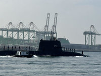 海鯤艦再度潛航測試　軍事迷清晨守候見證