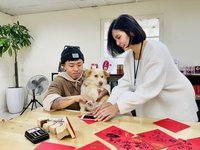 淡水古蹟博物館首推寵物掌印斗方　DIY超萌春聯