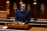 法國總理挺過不信任投票　2026年預算案終於過關