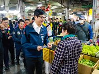 關心農產品供應情形　陳其邁巡訪市場拜早年