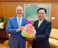 AIT處長谷立言致贈吳釗燮子母壽桃　象徵美台友好
