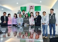 陪議員登記初選　王世堅被問選市長稱黨內人才濟濟