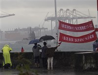海鯤艦第4次潛航測試  雨中出海軍事迷熱情加油