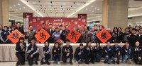 澎坊免稅店辦揮毫活動　春聯深受民眾喜愛