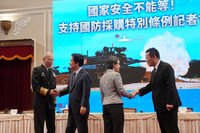 駁國防條例卡關因未幫軍人加薪　總統：已調23項加給