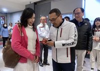 侯友宜慰勞台鐵高鐵春節疏運人員　發送福袋賀年