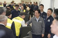 賴總統視察春節疏運　高鐵初三運量挑戰新高