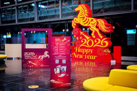 桃機紅金色迎新年　奔馳駿馬打造機場農曆年氛圍