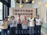 從刺繡到戲偶盔帽　高雄新認定兩名文資保存者