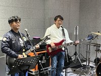 立委黃建賓與立院總務處長熱愛音樂　共組樂團飆歌