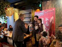 林昶佐帶萬華喜氣到芬蘭　僑界春節聚餐一秒回台灣