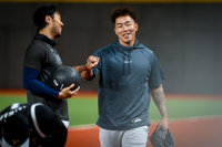 WBC台灣隊「神之左手」幫忙　郭泓志助球員調整