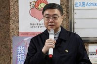 卓榮泰赴高雄視察UCC　慰勉醫護允諾獎金加成