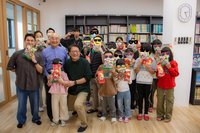 潘孟安回鄉探視育幼院發福袋　籲各界關注弱勢兒少