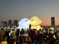 新北燈會開幕點亮紅寶馬主燈　民眾搶拍線條小狗