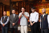 首度合體素人陳彥廷參拜　黃國昌：全黨當他後盾