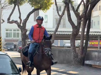 台中警開學日護童勤務 駿馬創意人偶全上陣