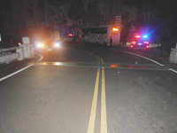 台中豐原客運疑過彎跨越雙黃線　擦撞轎車無人傷