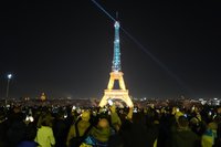 俄烏戰爭4週年巴黎鐵塔點亮藍黃光 烏國僑民想回家