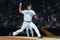 鄭浩均台日交流賽先發投2.2局　小腿抽筋退場