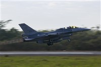 強化台F-16監控共軍軍機能力　洛馬人員談IRST21紅外追蹤莢艙