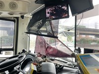 國1飛鐵片擊穿擋風玻璃　客運駕駛遭砸傷額頭