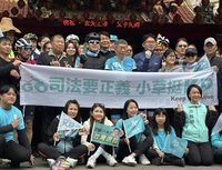 單車一日北高抵達新竹　柯文哲與支持者互動