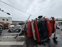 桃園蘆竹消防車救災途中遭撞翻覆　7人輕傷送醫