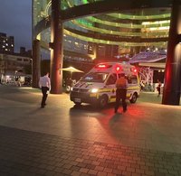 婦人松山火車站滑手機不慎落軌受傷　鐵警將裁處