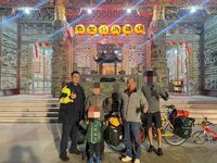 法籍一家3口單車環島陷困境 台中警助宿廟埕獲讚