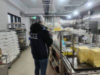 網指宜蘭名店餅中有塑膠膜　衛生局令下架同批產品